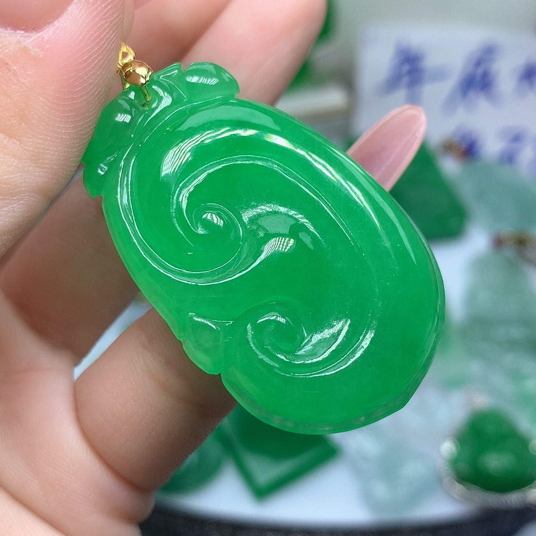 翡翠吊坠(赠链)未镶嵌