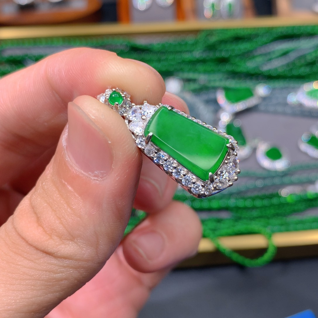 翡翠吊坠(赠链)未镶嵌天然