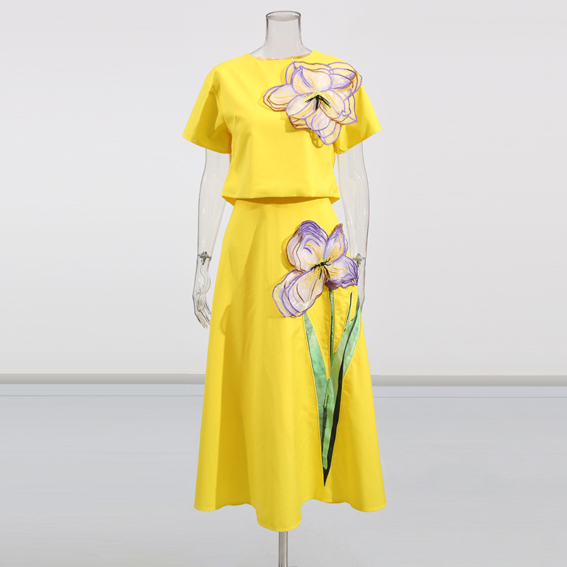 【越南专柜套装系列/】 2025新款花朵拼贴短款上衣时尚半身裙两件套