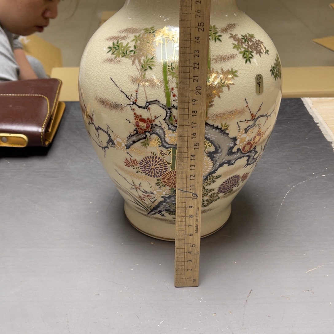 瓷片江***烟密密麻麻地排列着一个