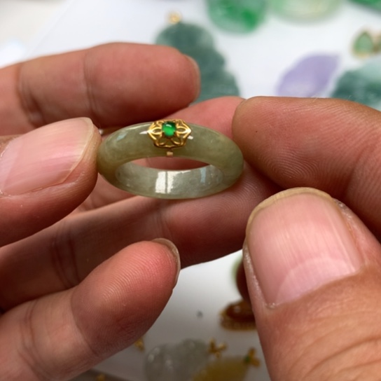 翡翠颈饰未镶嵌翡翠