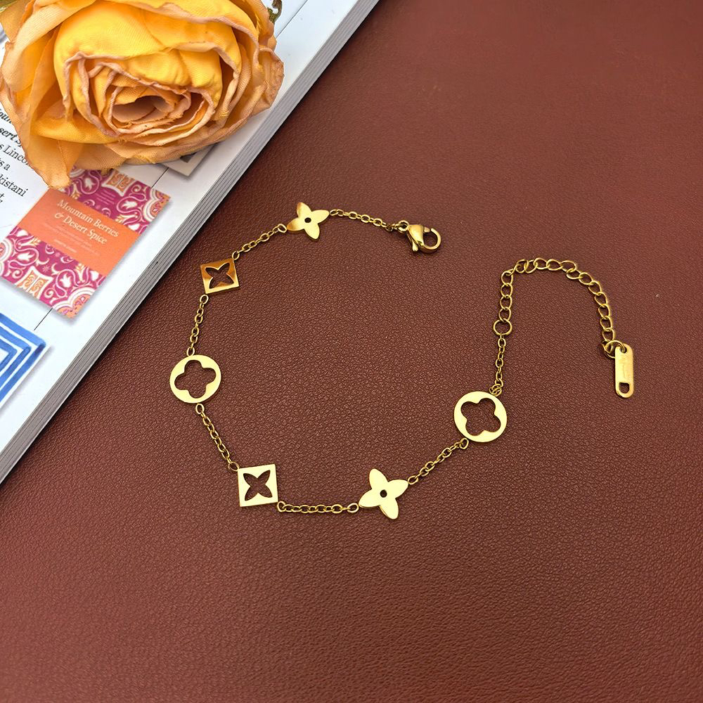 钛钢手链 「一眼心动」1146高保色•法式轻奢镂空幸运草手链秋冬新款