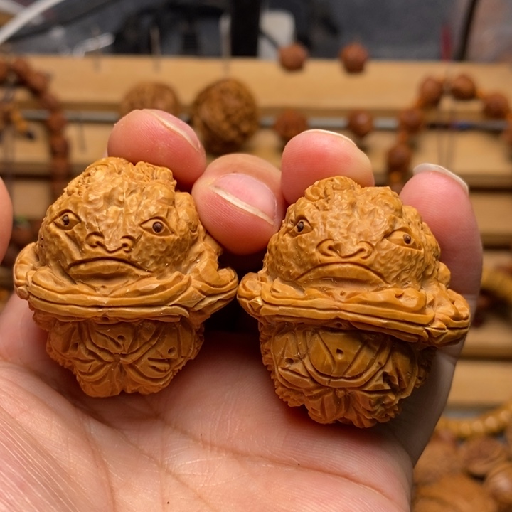 核桃手工雕刻金蟾一对