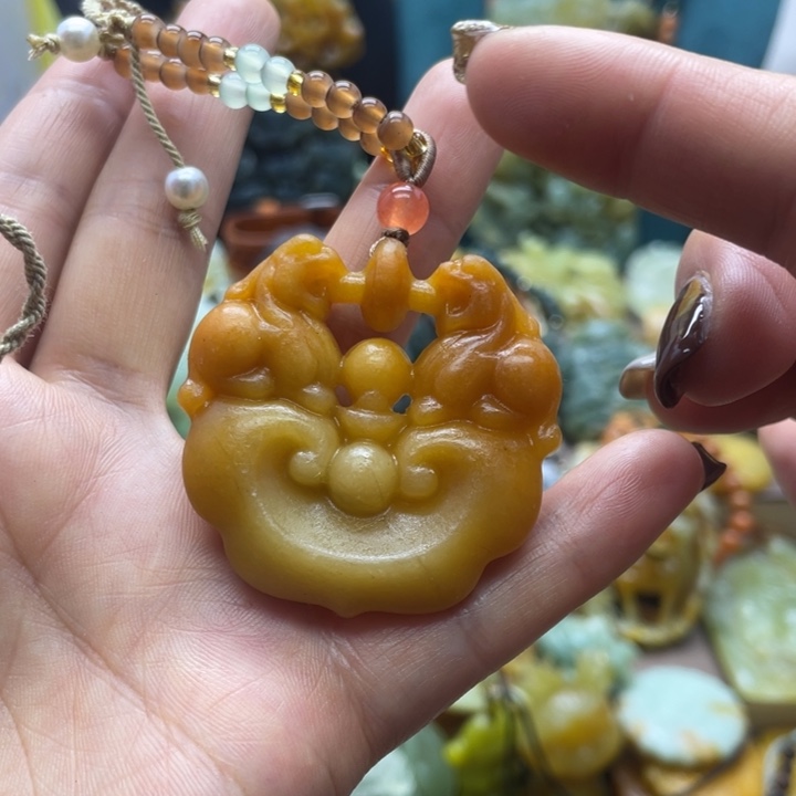 蛇纹石玉未镶嵌颈饰