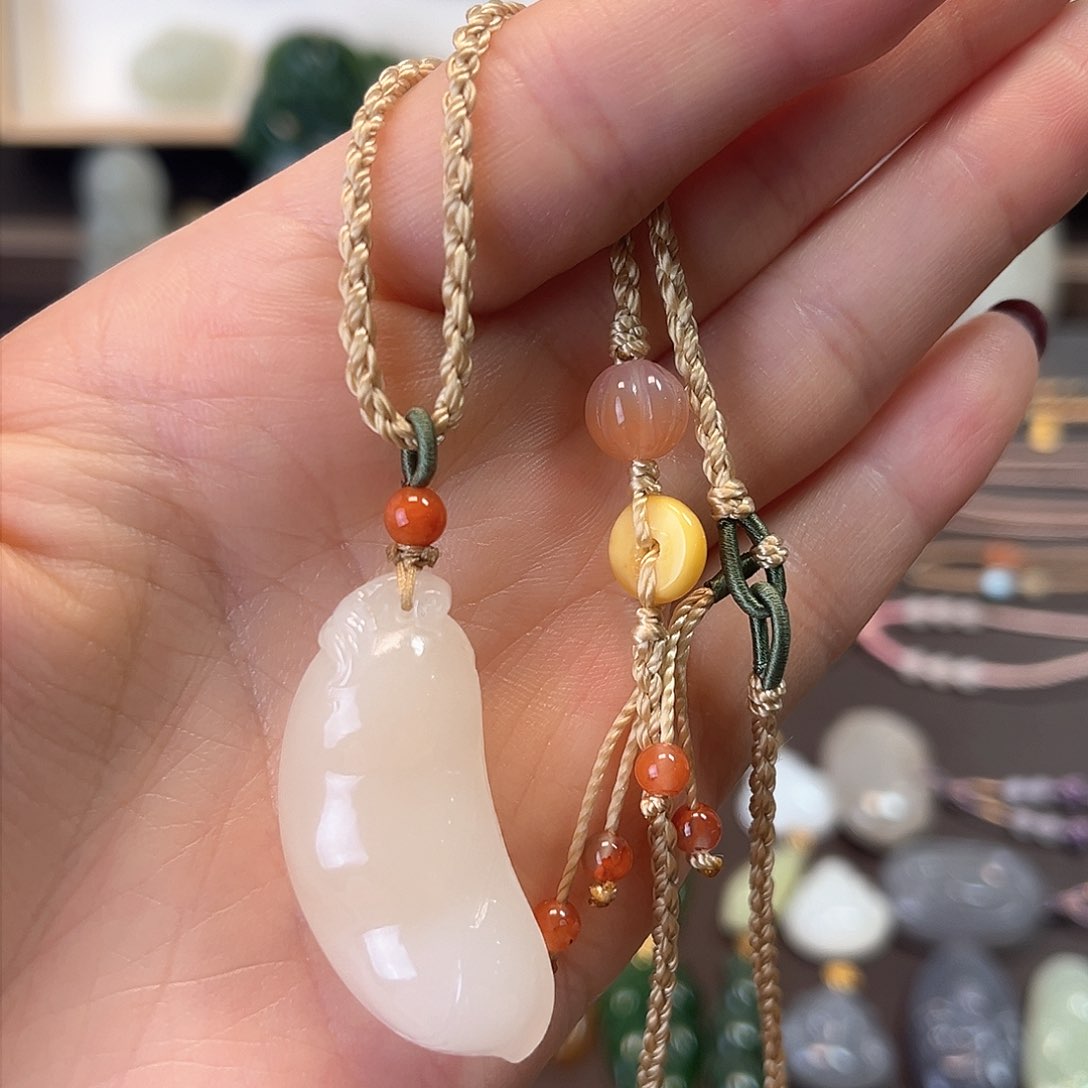 和田玉颈饰未镶嵌藕粉福豆