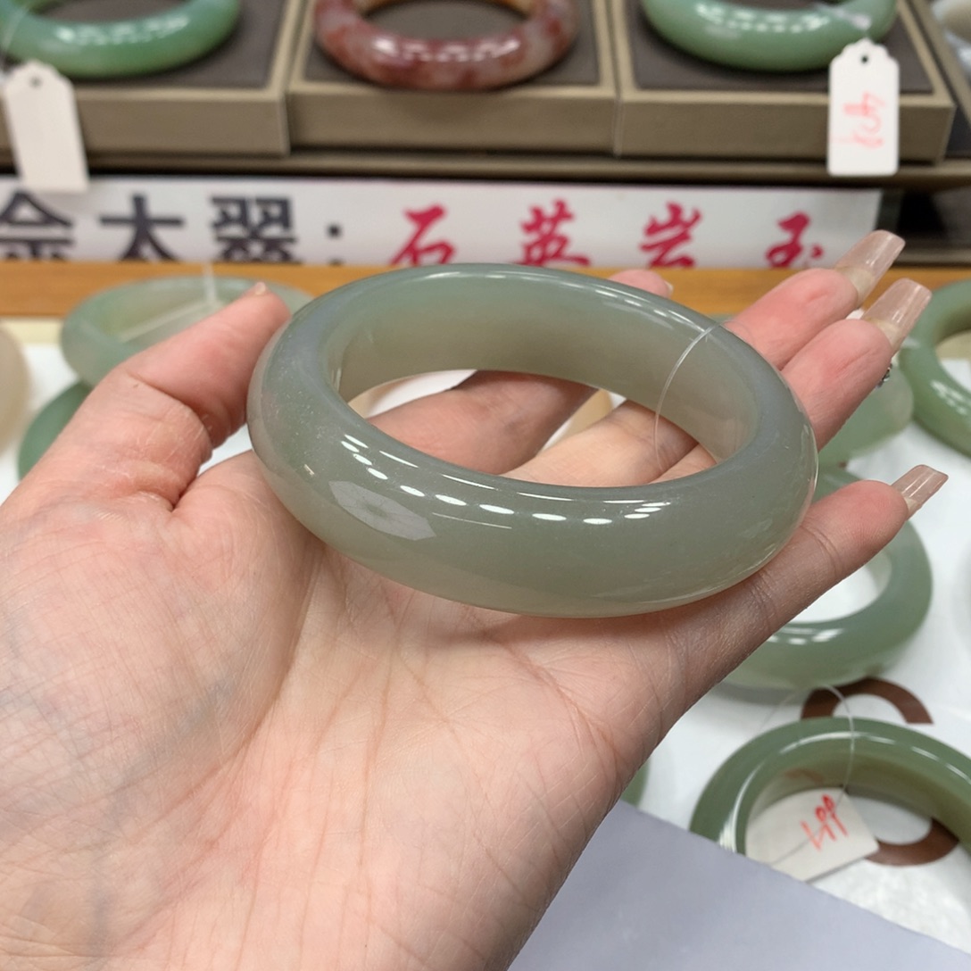石英质玉手镯未镶嵌程****?