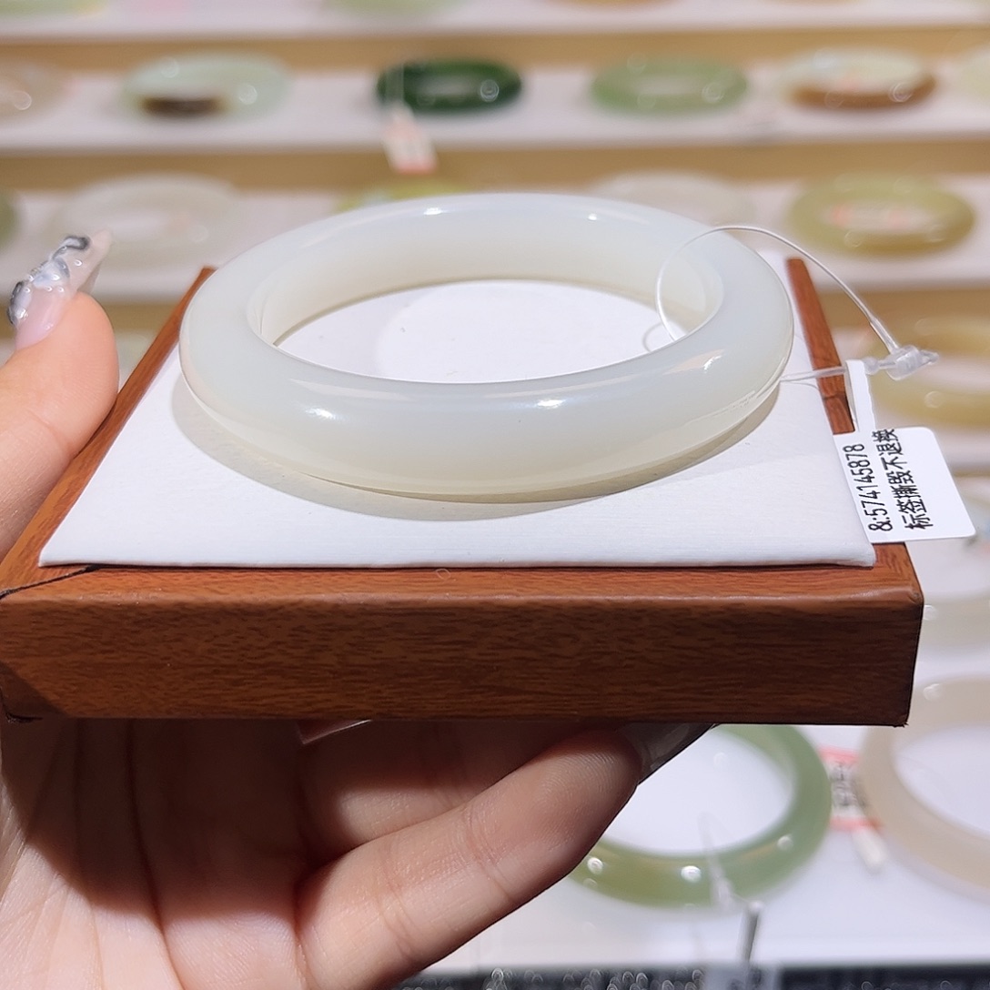 和田玉未镶嵌手镯且末白