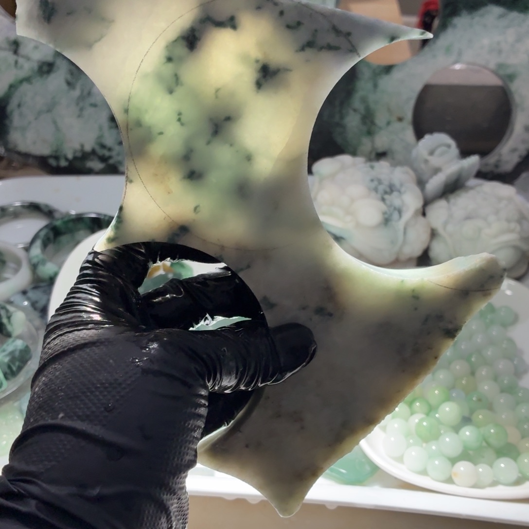 翡翠未镶嵌颈饰边角料