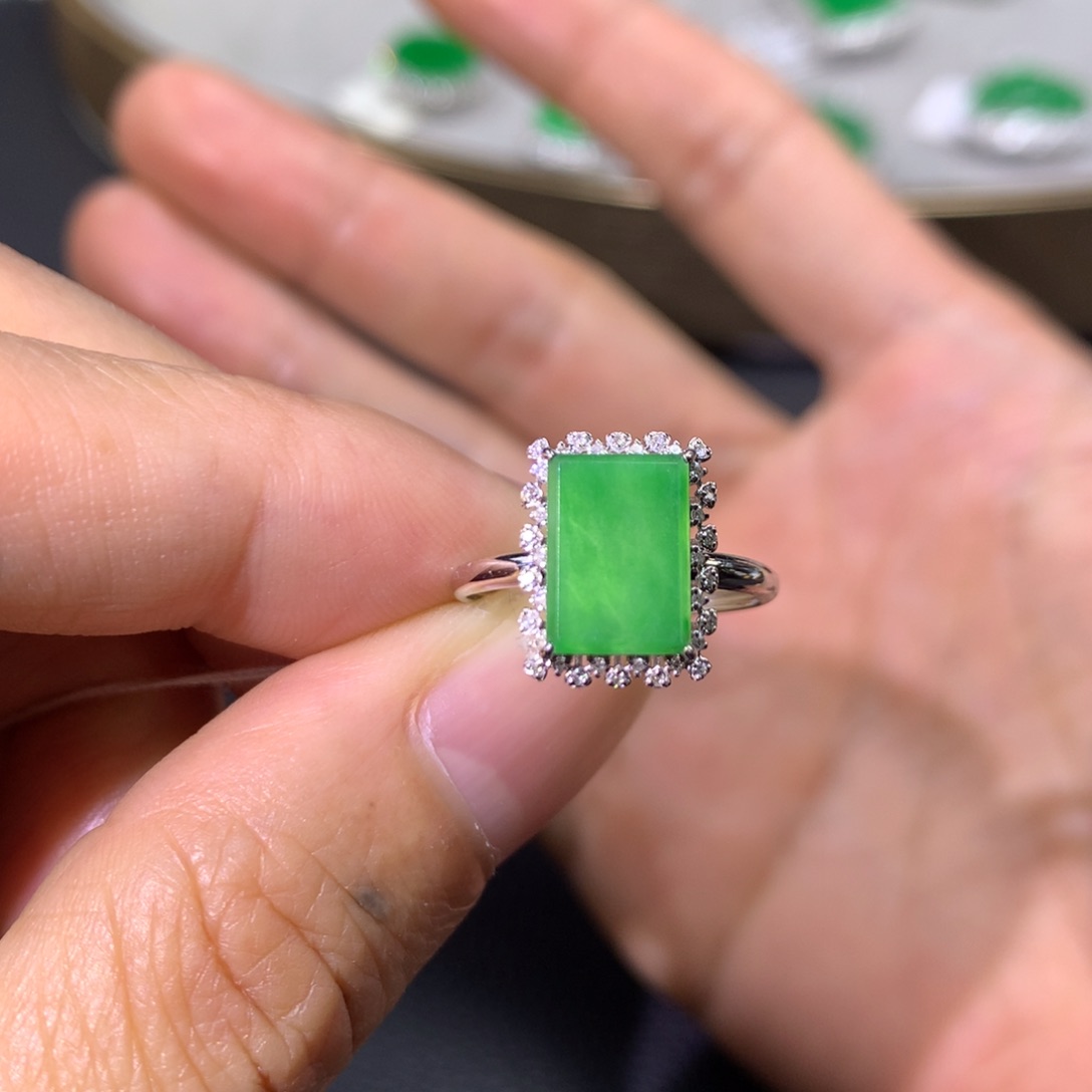 翡翠戒指18K金镶嵌翡翠