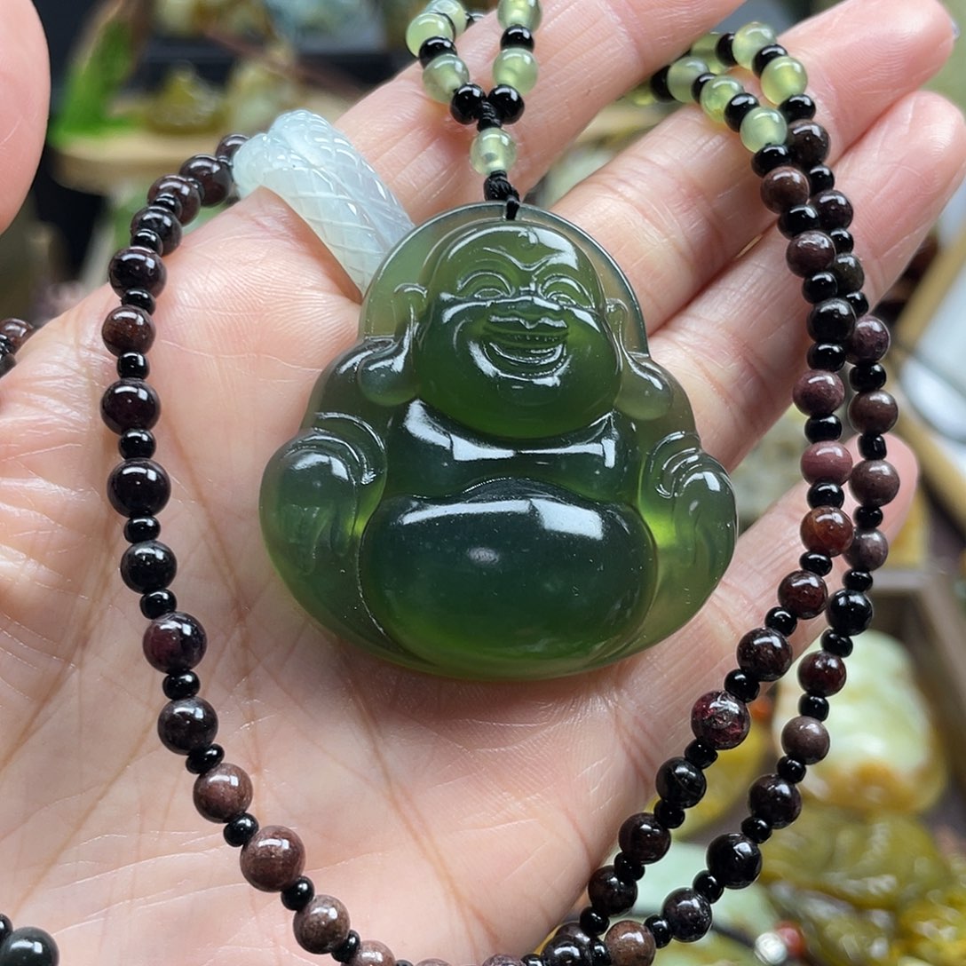 蛇纹石玉颈饰未镶嵌岫玉绿笑佛