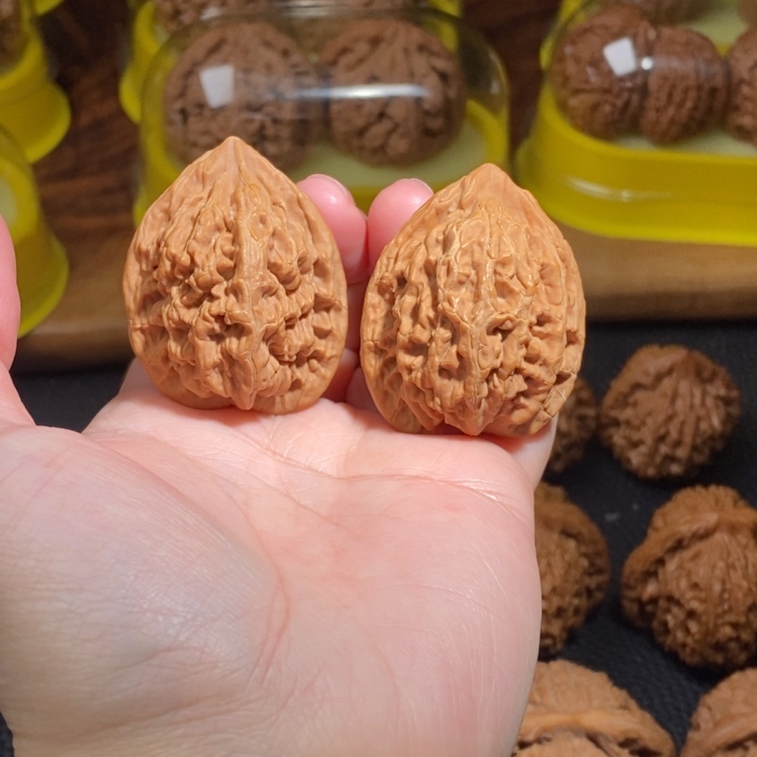 文玩核桃把件34野生鸡心