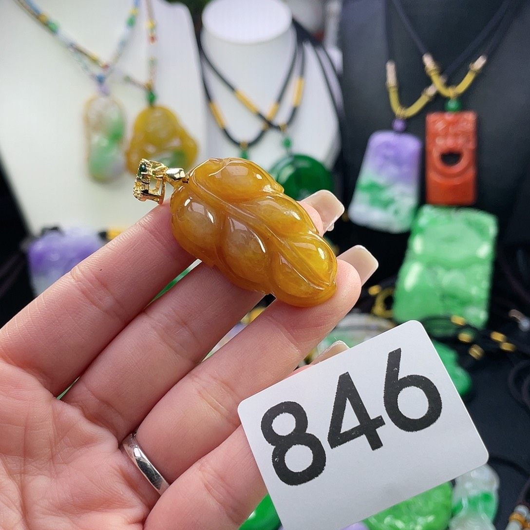 翡翠未镶嵌吊坠(赠链)