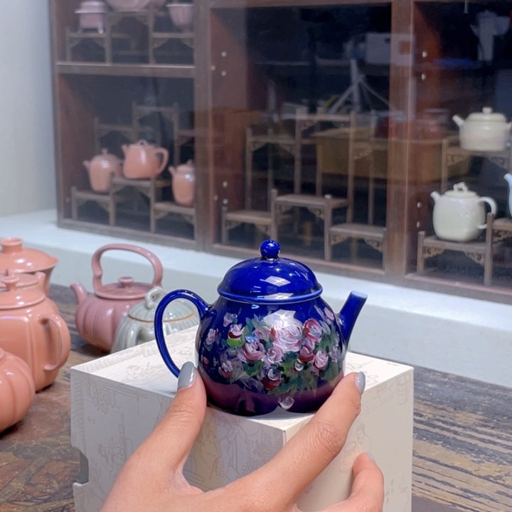 蓝色手绘油画玫瑰花壶