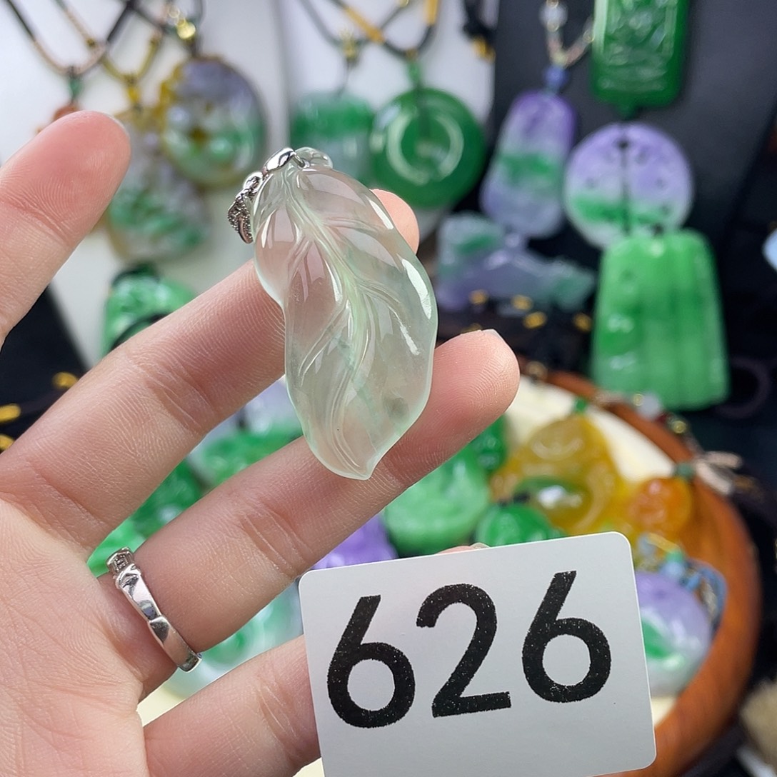 翡翠未镶嵌吊坠(赠链)