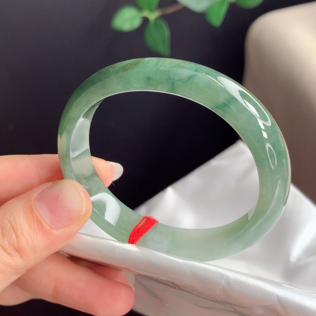 翡翠手镯未镶嵌，1号贵妃，正圈戴52.53