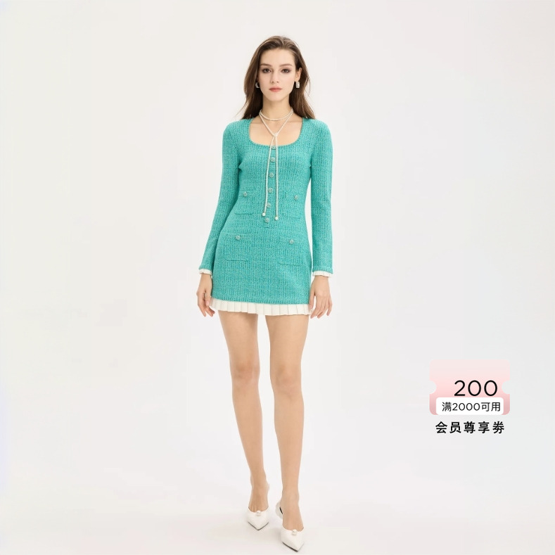 bebe2025秋季女士自带垫肩气质小香风方领A字针织连衣裙330906