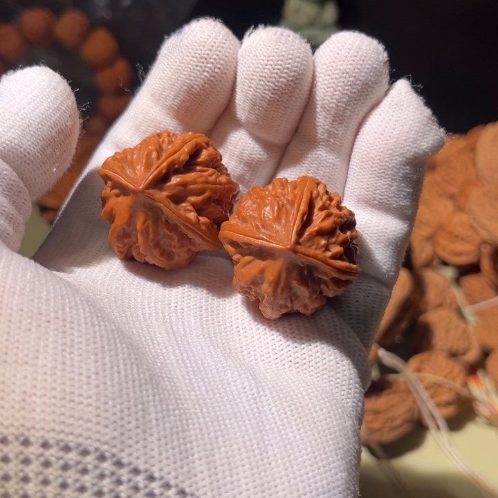 手串文玩核桃…………35