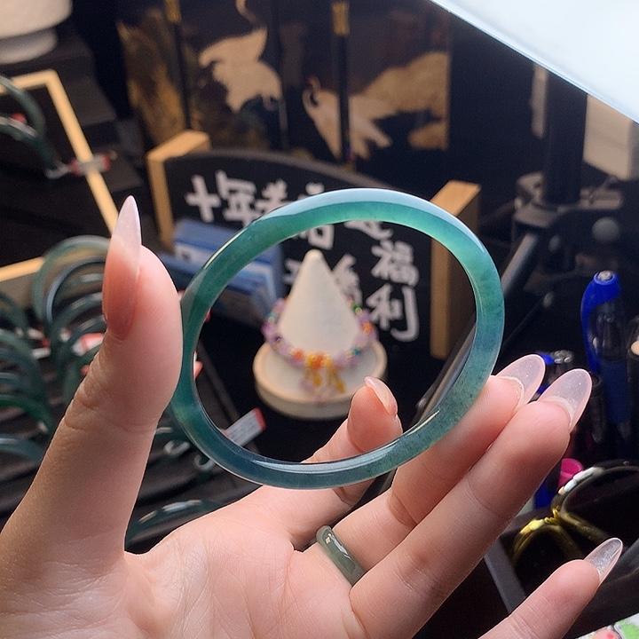 翡翠手镯未镶嵌冬***。55圈口