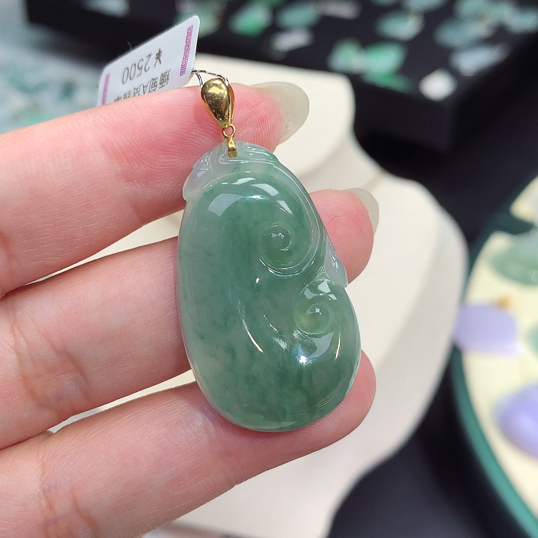 翡翠18K金镶嵌颈饰如意