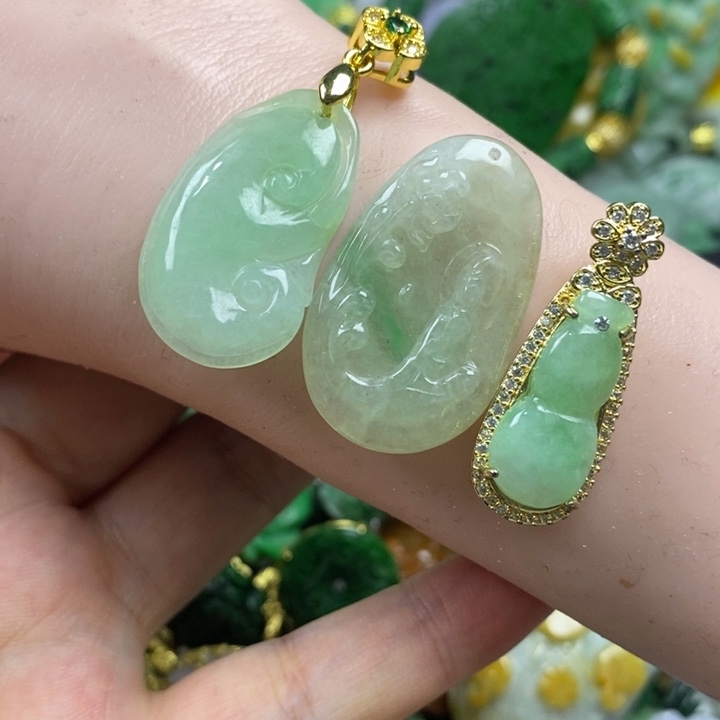 翡翠未镶嵌吊坠(赠链)