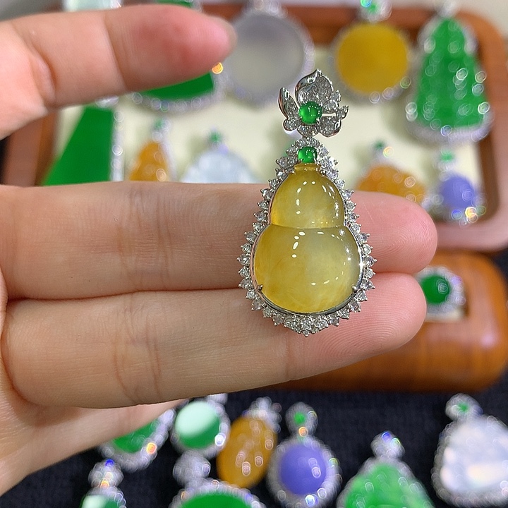 翡翠18K金镶嵌颈饰葫芦