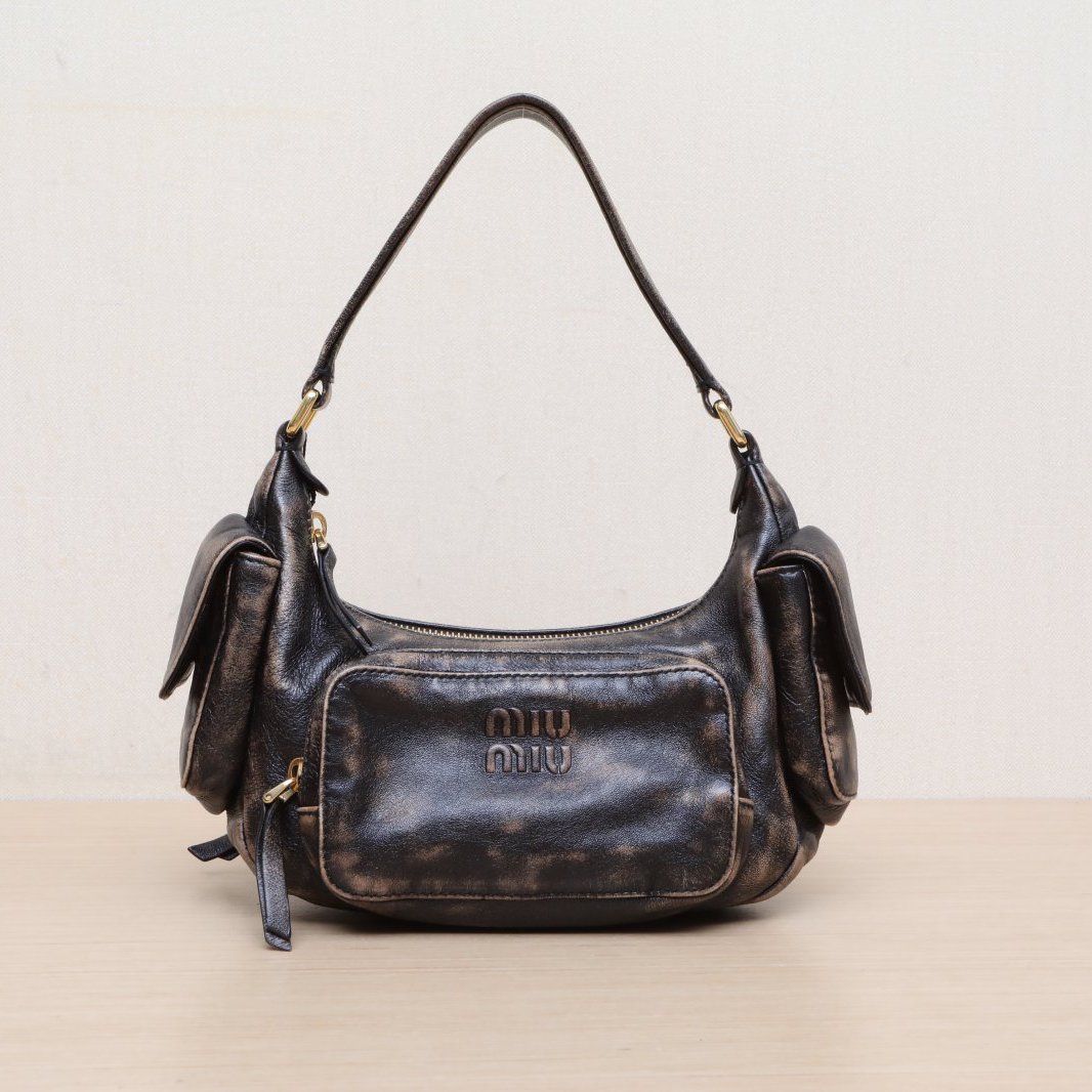 95新 MIU MIU/缪缪 【黑黑】Hobo机车包 压花刻字徽标拼沙色 单肩包