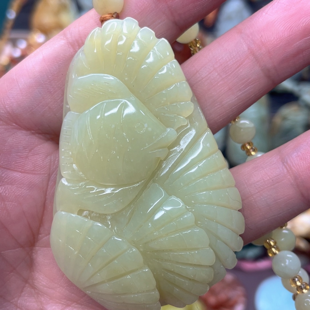 蛇纹石玉颈饰未镶嵌