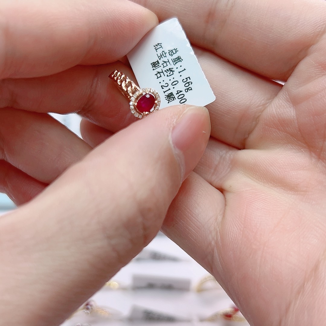 红宝石戒指18K金镶嵌