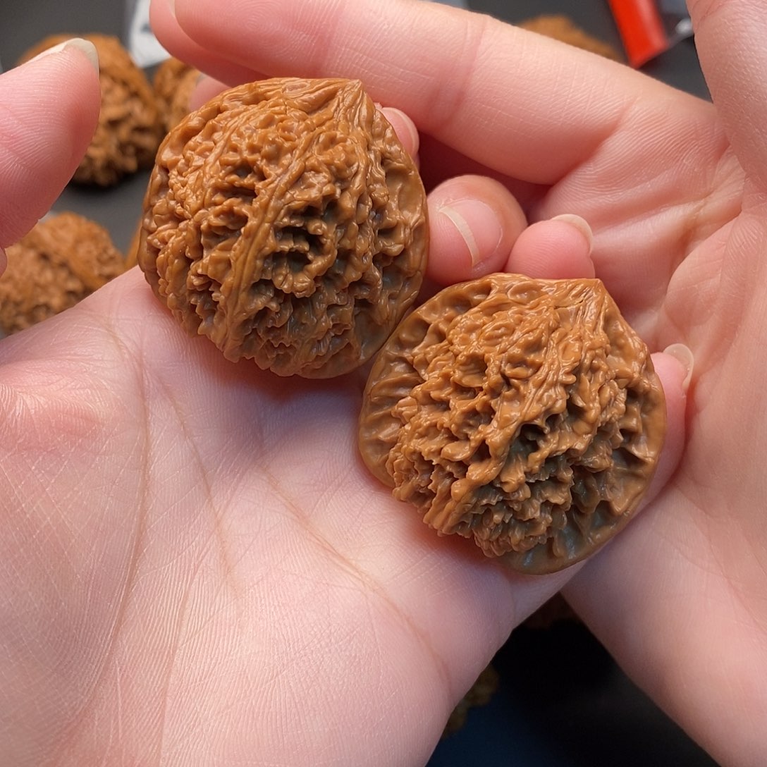 沃***帥把件桃核放漏一对满天星