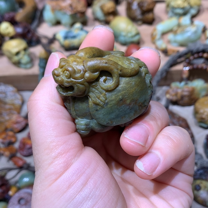 未镶嵌岫岩河磨玉（透闪石质玉）把件