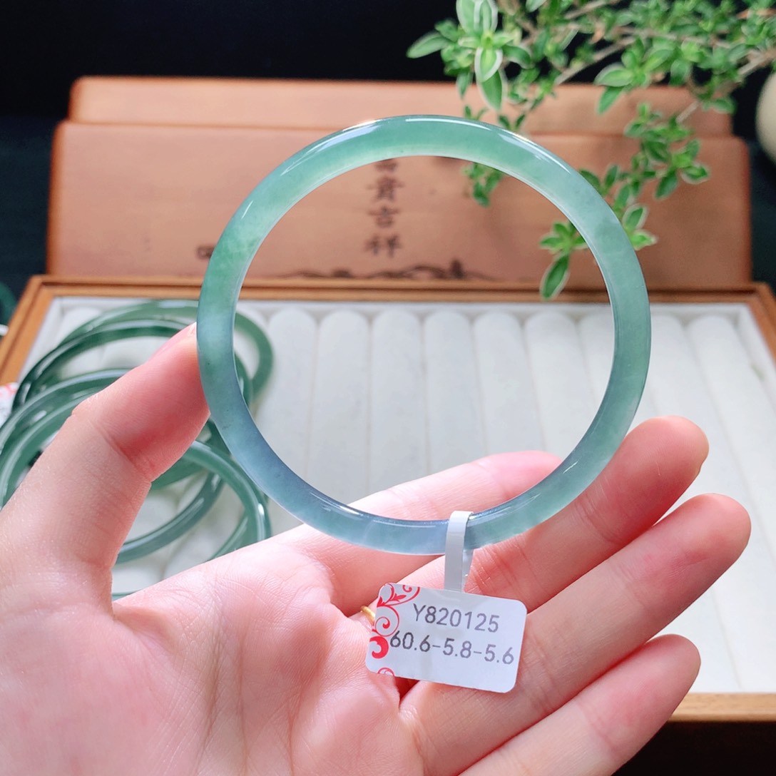 未镶嵌手镯（圆镯）翡翠