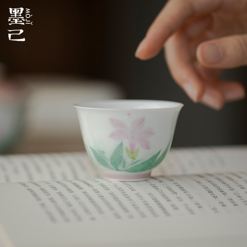 墨己玉泥白瓷手绘鸢尾凝露品茗杯家用釉下彩茶杯小号茶具杯子