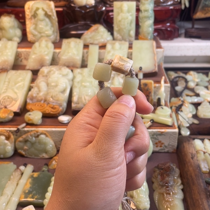 ****钱岫岩河磨玉（透闪石质玉）未镶嵌颈饰