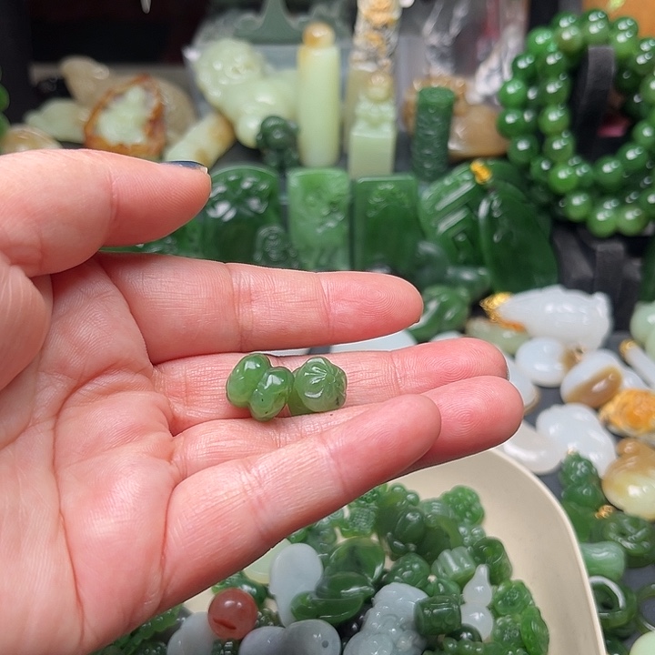 啊***呀和田玉未镶嵌颈饰