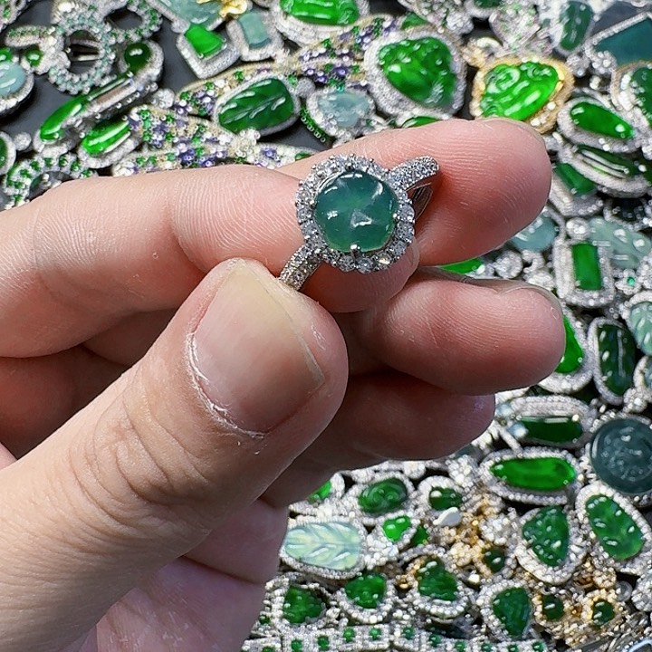 翡翠颈饰未镶嵌天然A货翡翠放漏