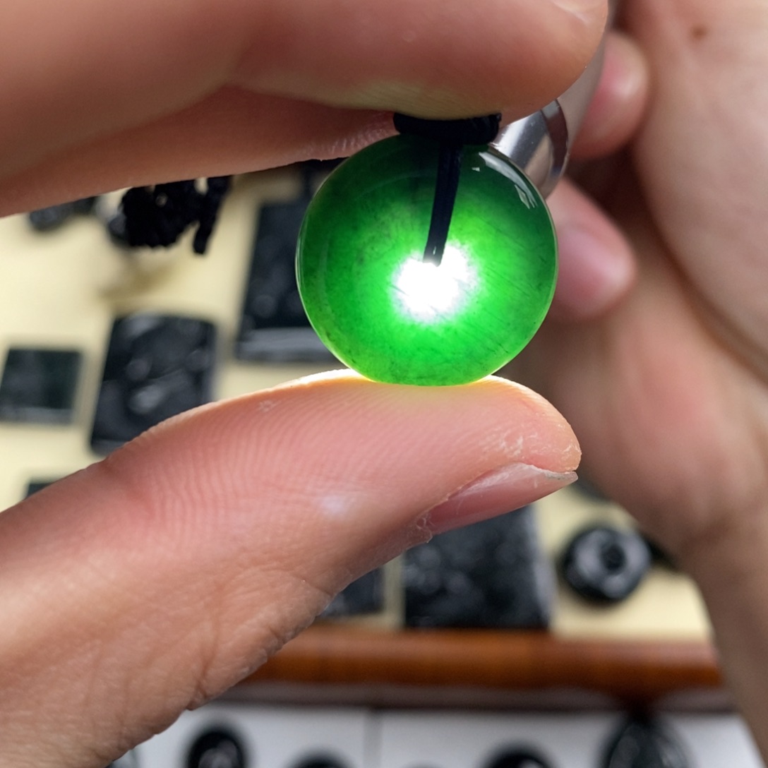 翡翠颈饰未镶嵌平安扣