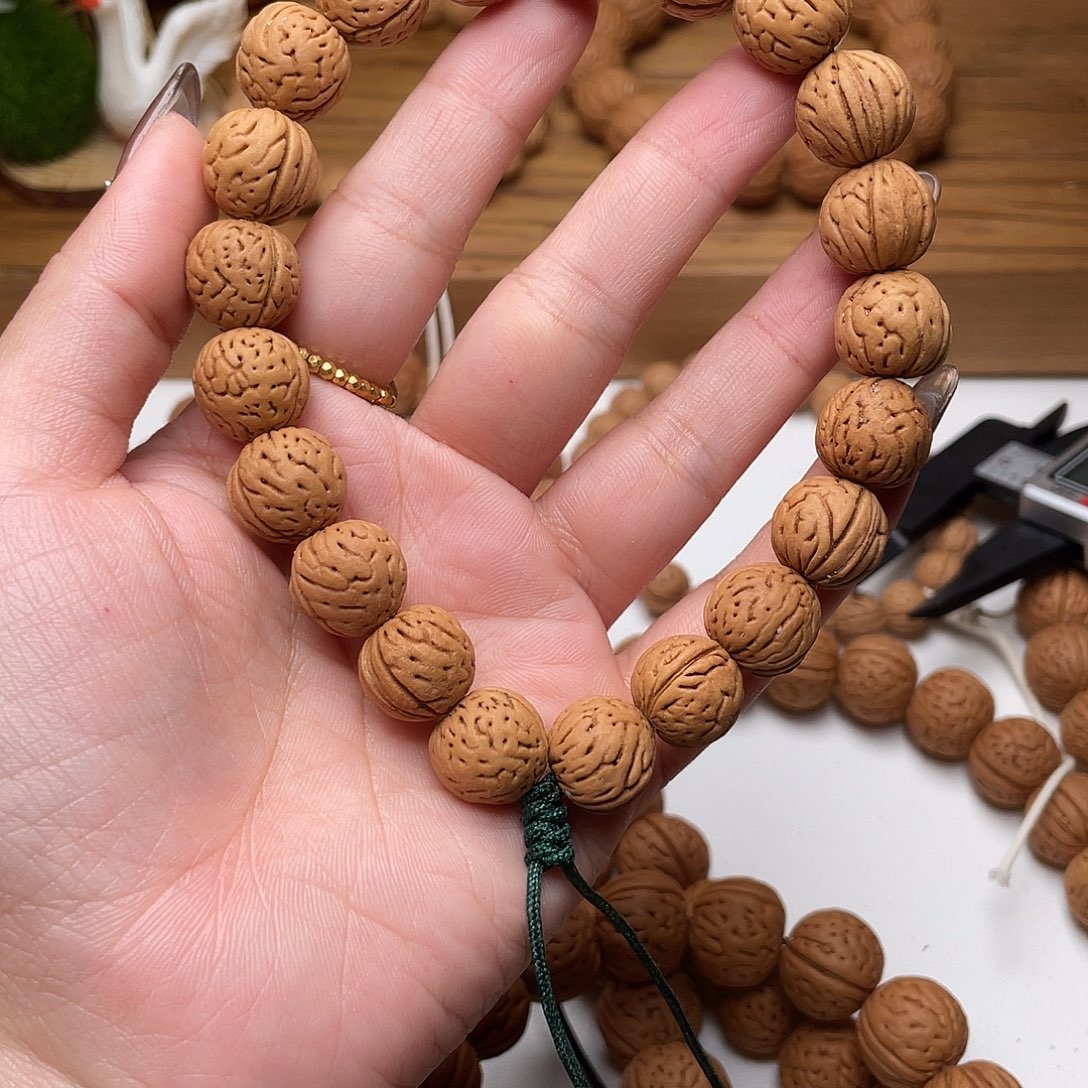 图***呵13加野生红皮肥脐桃核手持