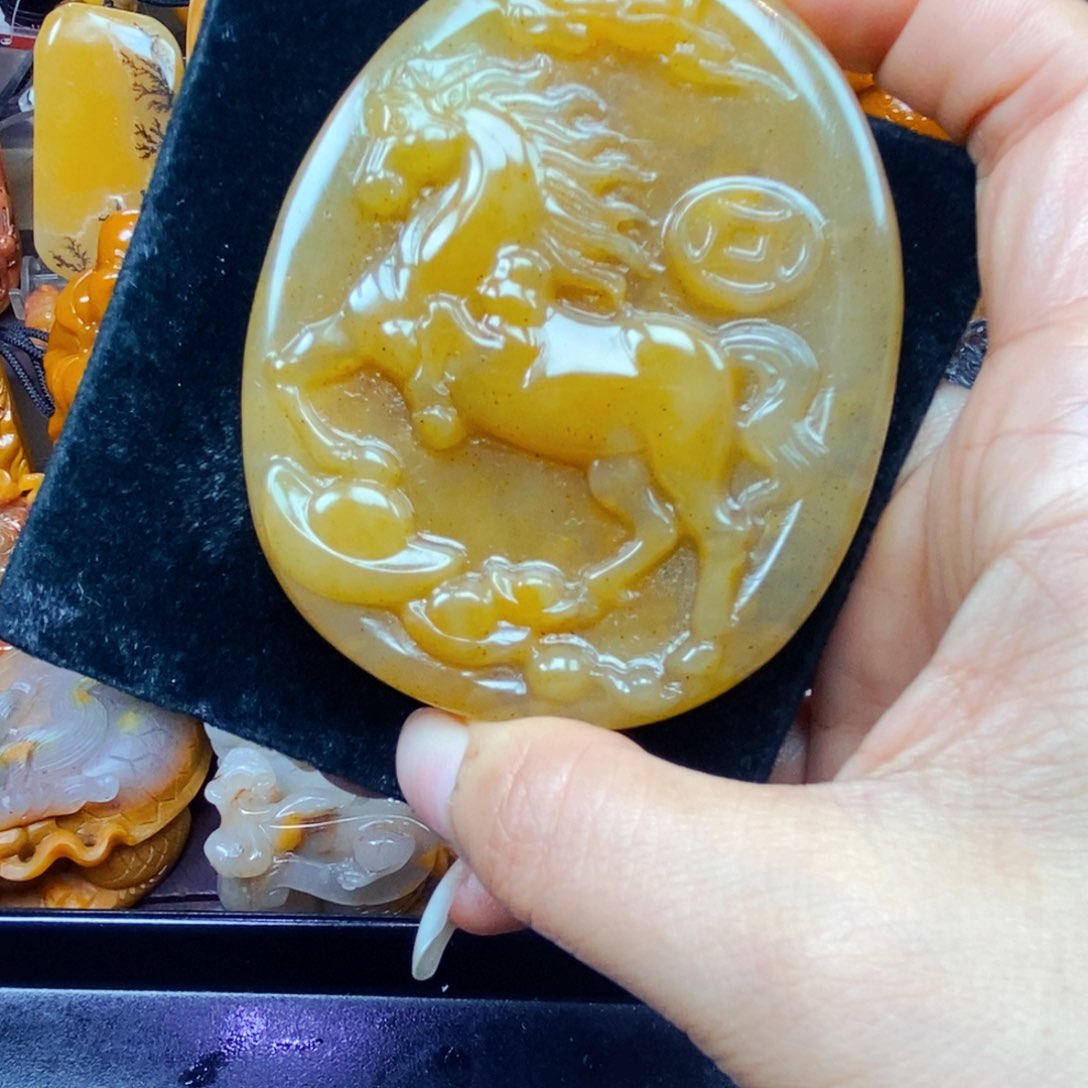 石英质玉（黄龙玉）未镶嵌颈饰