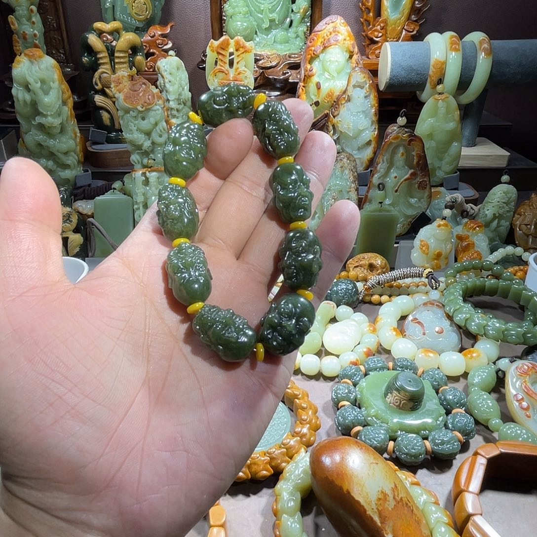 新***业透闪石质玉未镶嵌珠宝奇石