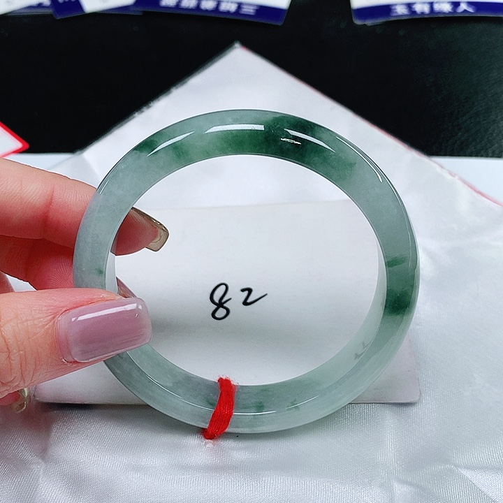 翡翠手镯未镶嵌翡翠手镯未镶嵌