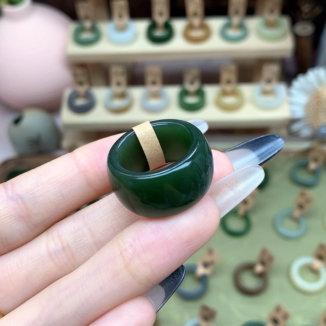 和田玉戒指未镶嵌过灯菠菜绿