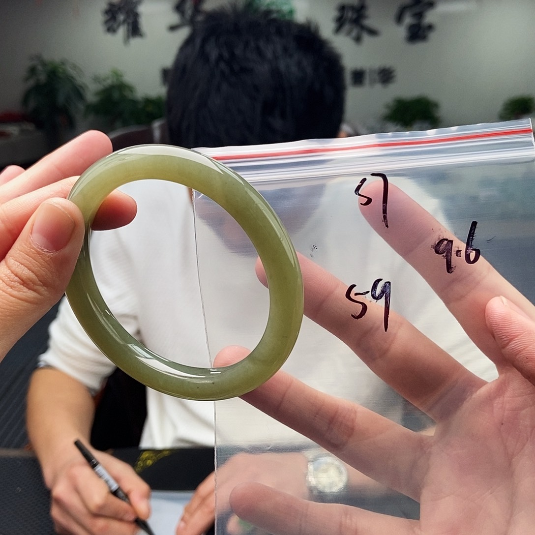 和田玉未镶嵌手镯拍一发一