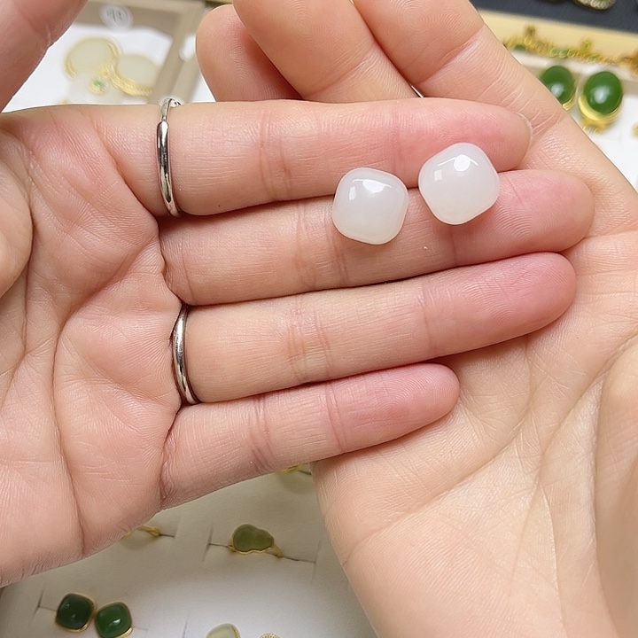 玮***玮和田玉银S925镶嵌耳饰