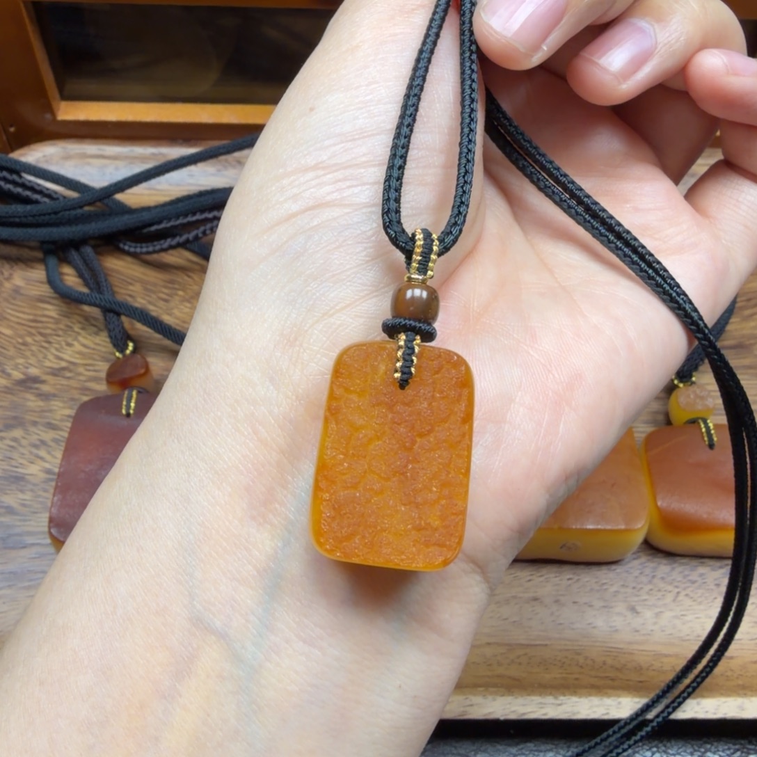 琥珀未镶嵌吊坠(赠链)