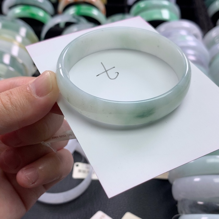 翡翠未镶嵌手镯公主