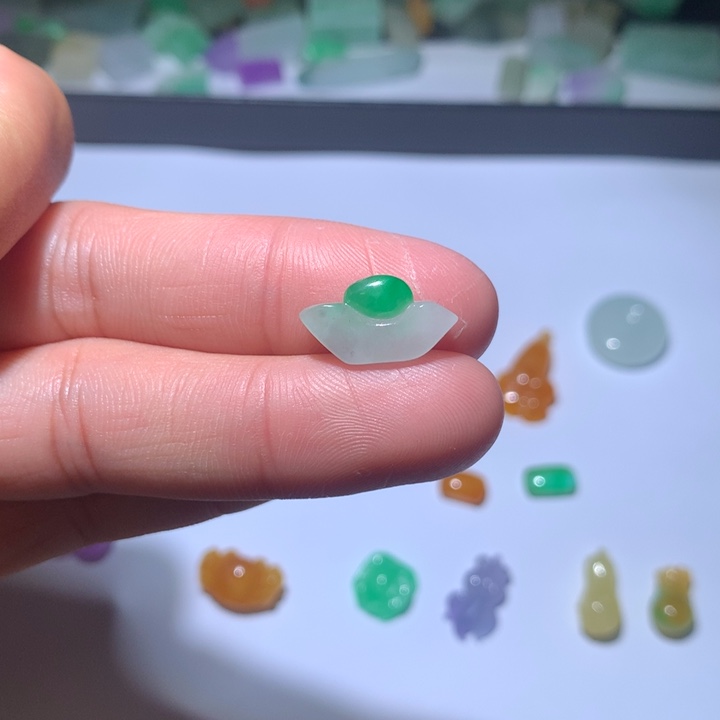 翡翠未镶嵌颈饰挂件