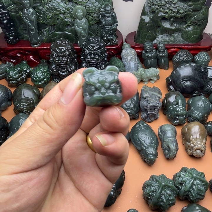 和田玉未镶嵌把件