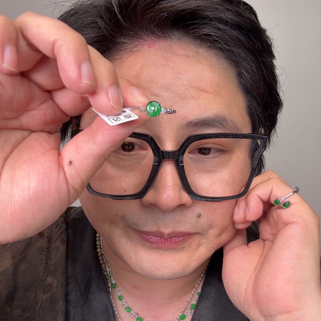 翡翠未镶嵌颈饰一件