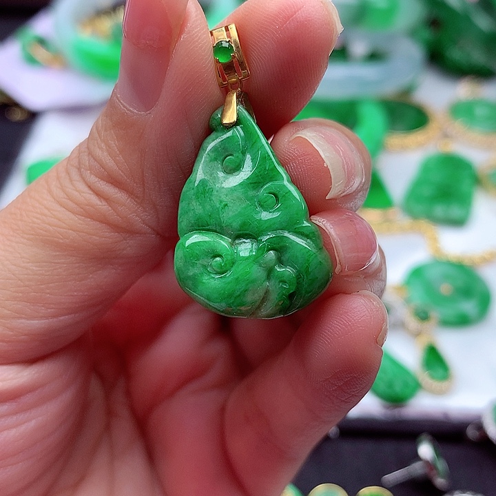 翡翠颈饰18K金镶嵌翡翠