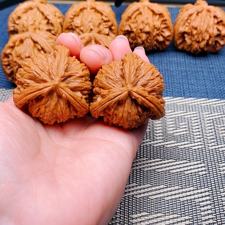 小***湖文玩核桃吊坠三棱